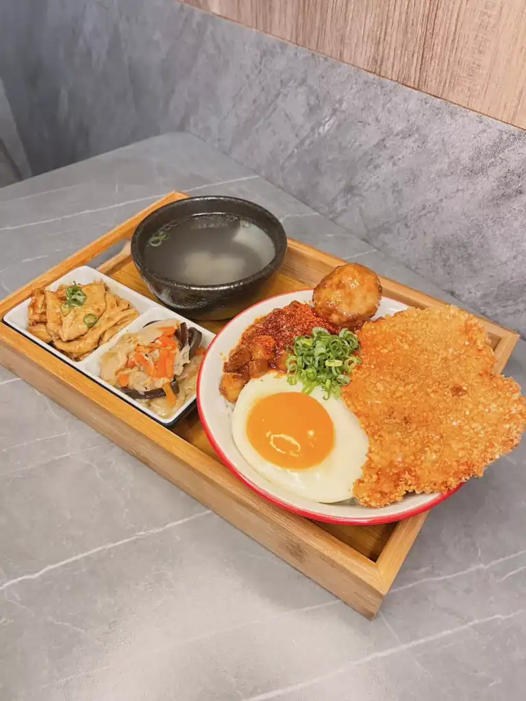 逢甲必吃餐廳 - 烏竹樓 流心麻辣黑白炸豬定食 餐點照