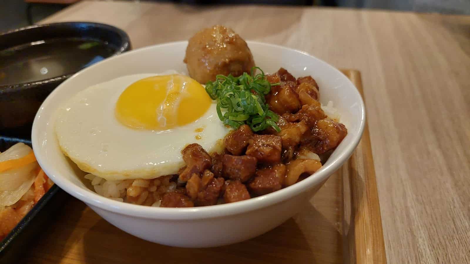 台中西屯餐廳 - 烏竹樓 流心手切黑豚滷肉飯餐點照