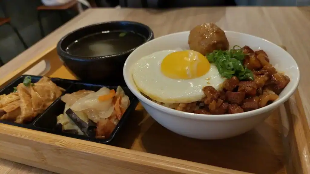 逢甲餐廳推薦-烏竹樓 流心手切黑豚滷肉飯定食