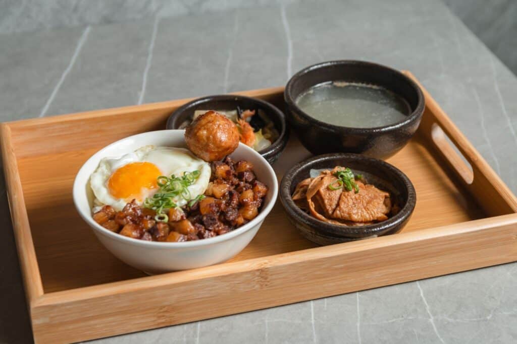 逢甲大學附近餐廳 - 烏竹樓 流心手切黑豚滷肉飯定食